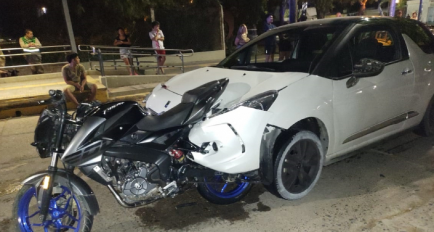 Una conductora en aparente estado de ebriedad embisti&oacute; de lleno a un motociclista