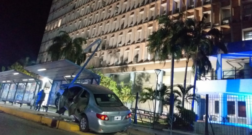 Grupo de j&oacute;venes iba alcoholizado y se incrust&oacute; con el auto en una parada de colectivos