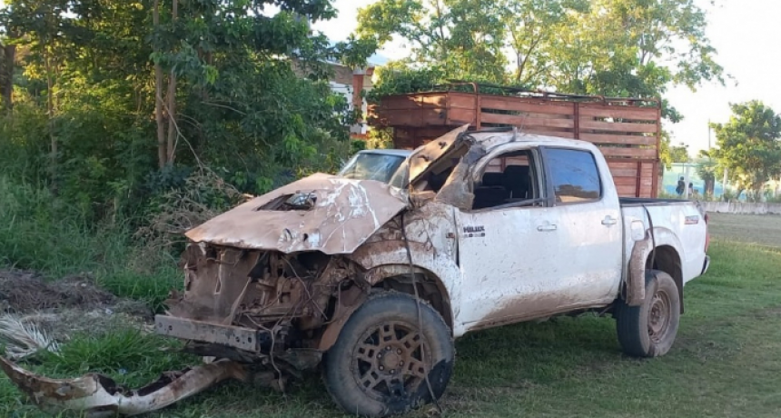 Accidente fatal en Bermejo: choc&oacute; contra postes y sali&oacute; despedido de su camioneta