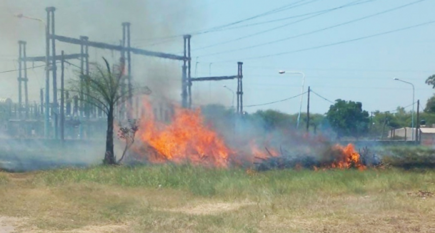 Los incendios intencionales de pastizales habr&iacute;an dejado sin luz al Gran Resistencia y gran parte del NEA