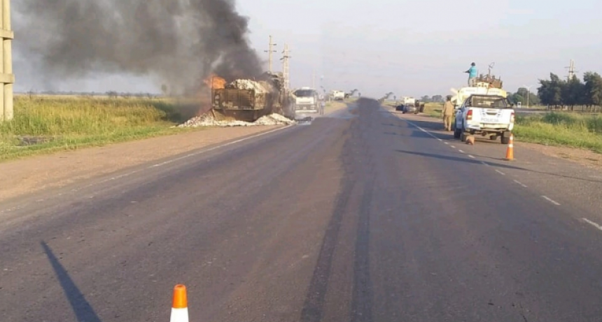 Se incendi&oacute; el acoplado de un cami&oacute;n lleno de carb&oacute;n sobre la ruta 16