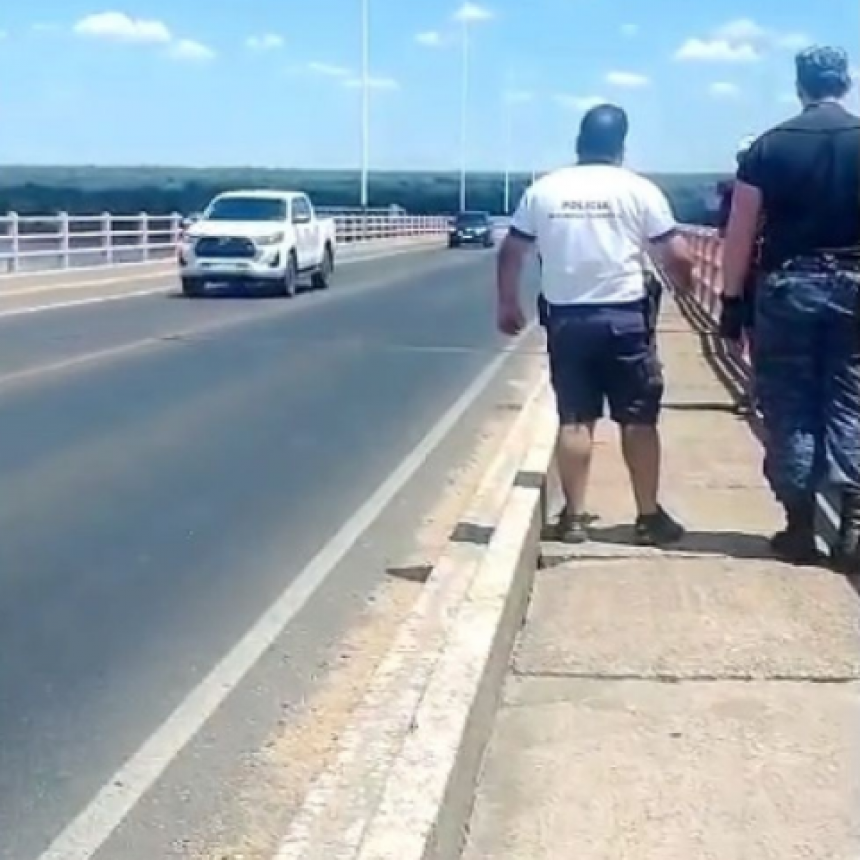 Gracias al aviso de un conductor, salvaron la vida de un joven de 28 a&ntilde;os en el puente