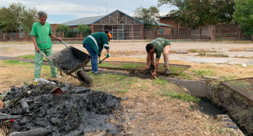 Llevaron a cabo tareas de limpieza en desag&uuml;es para evitar anegamientos en el barrio G&uuml;iraldes