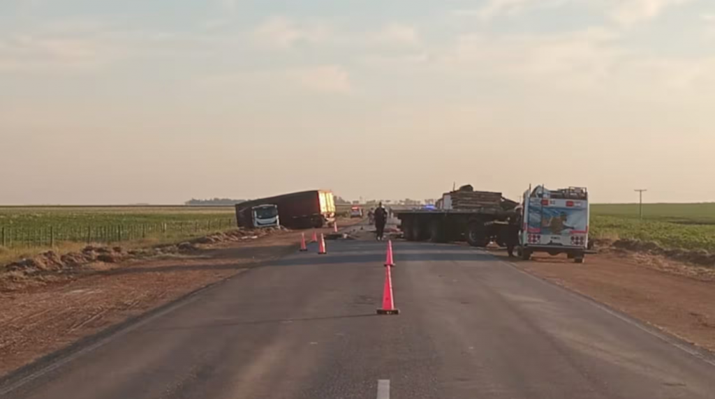 Tr&aacute;gico accidente en una ruta de C&oacute;rdoba: dos camiones chocaron de frente y uno de los choferes muri&oacute;