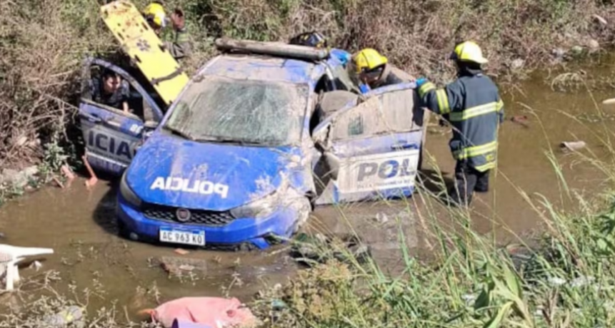 Un patrullero cay&oacute; a un canal de desag&uuml;e durante una persecuci&oacute;n en C&oacute;rdoba: dos polic&iacute;as resultaron heridos