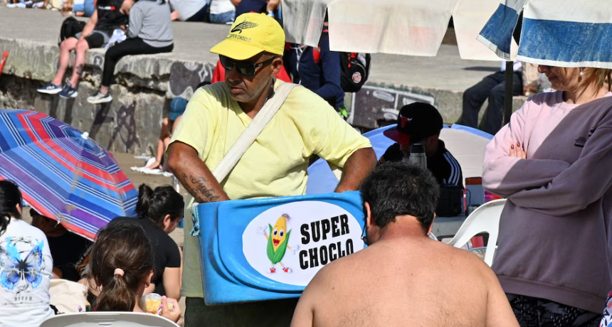 Cu&aacute;nto cuesta comer en las playas de Mar del Plata en 2026: precios de choclo, churros y otros men&uacute;s