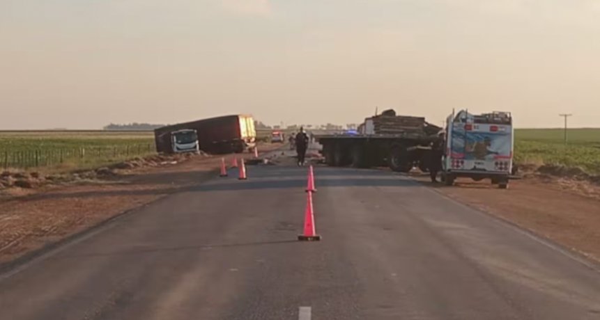 Tr&aacute;gico accidente en una ruta de C&oacute;rdoba: dos camiones chocaron de frente y uno de los choferes muri&oacute;