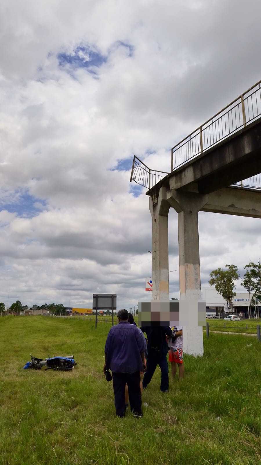Un motociclista cay&oacute; al vac&iacute;o desde un puente peatonal