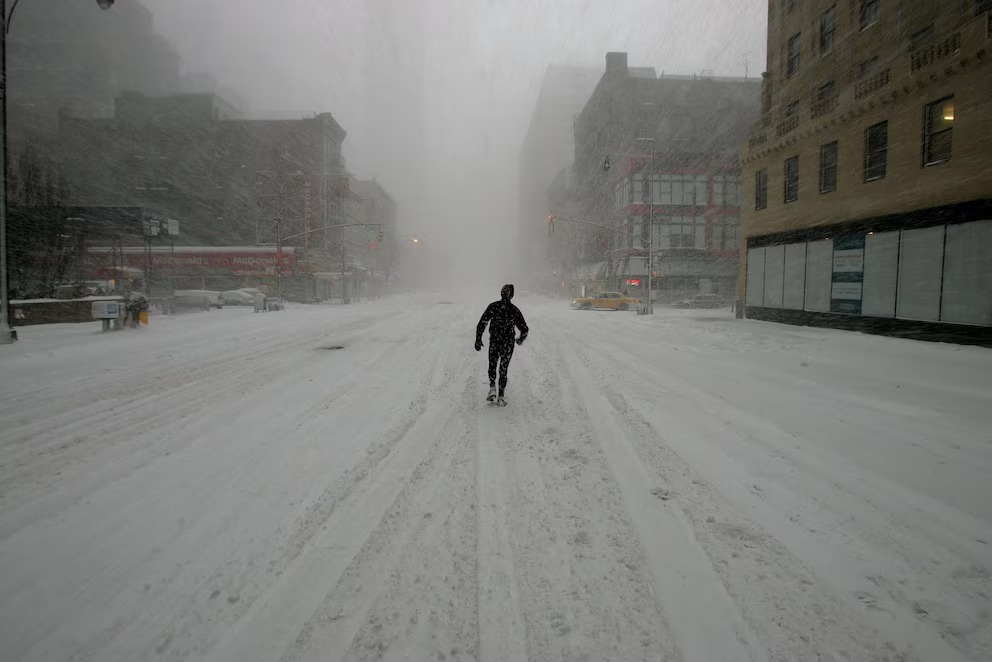  Estados Unidos bajo alerta: Caos a&eacute;reo y amenaza de apagones masivos por tormenta invernal
