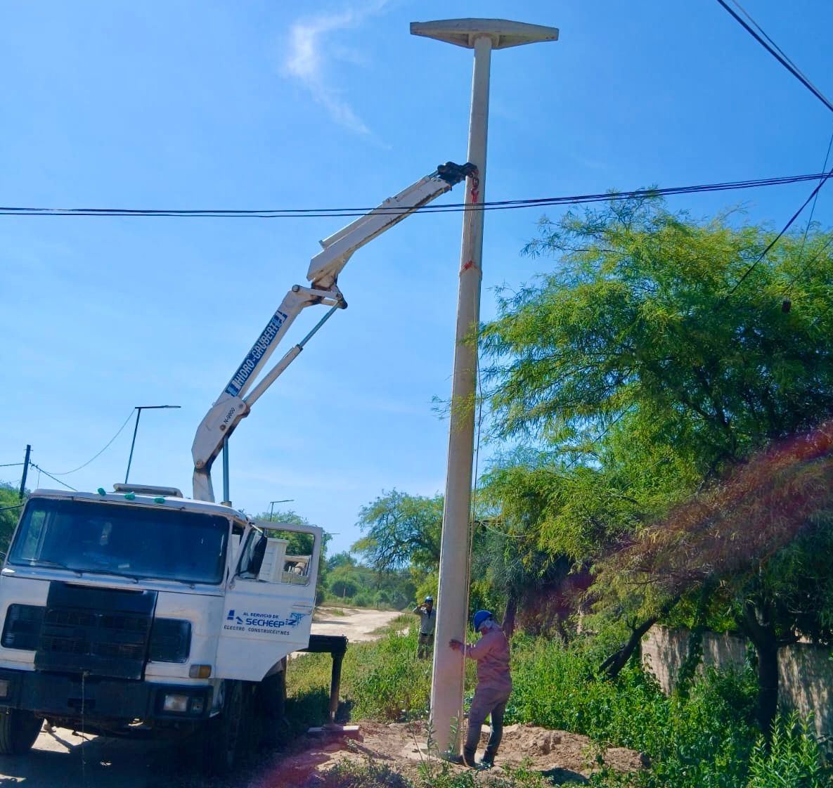Avanza la extensi&oacute;n de la red el&eacute;ctrica en Misi&oacute;n Nueva Pompeya