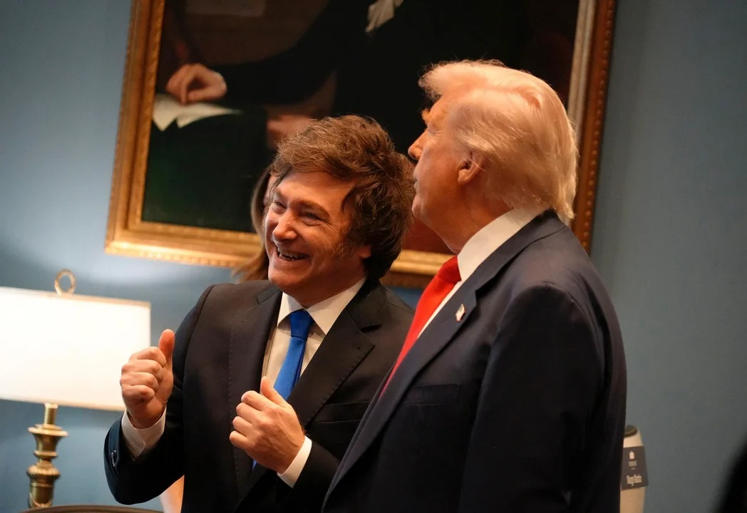 Milei neg&oacute; negociaciones con Trump para recibir deportados