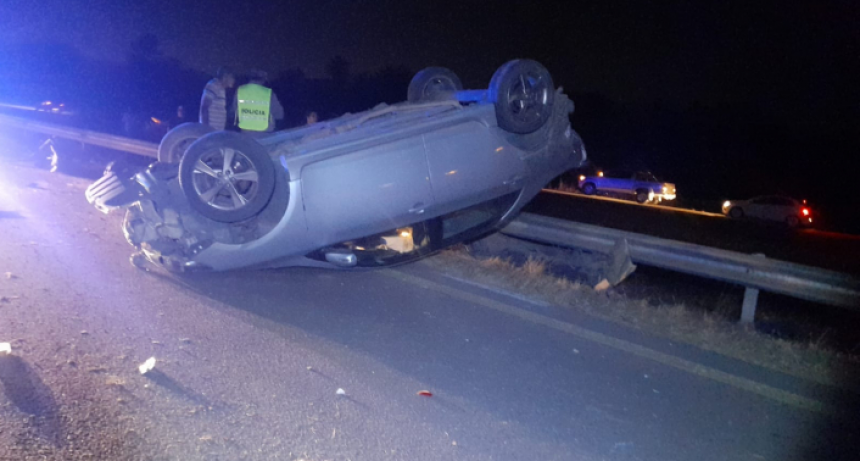 Volc&oacute; un auto con una familia en un choque contra un cami&oacute;n en la ruta 16