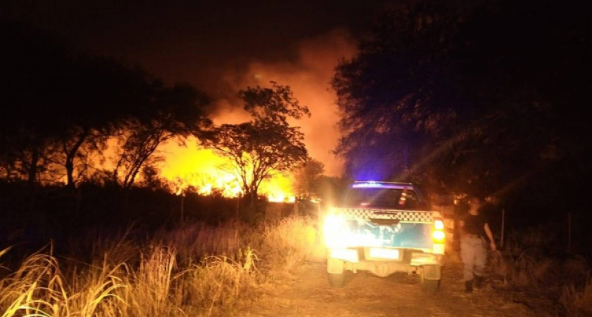 Un voraz incendio de pastizales puso en peligro varias casas en Colonia Ben&iacute;tez