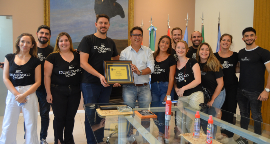 Con una placa recordatoria, Gustavo Mart&iacute;nez reconoci&oacute; la labor de la academia Duartango en Cosqu&iacute;n
