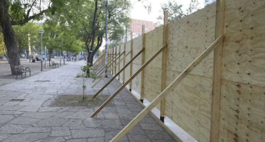 Comenzaron los trabajos de refuncionalizaci&oacute;n integral de la plaza 25 de Mayo