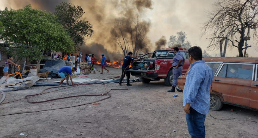 Un incendio de pastizales en el barrio Caraguat&aacute; afect&oacute; a varias familias
