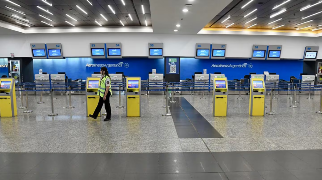 Paro de controladores a&eacute;reos: habr&aacute; demoras y reprogramaciones en vuelos desde hoy hasta el lunes