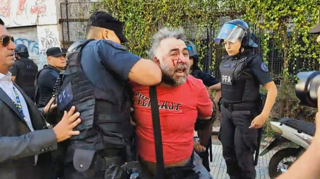 Tensi&oacute;n en el Congreso: la polic&iacute;a les tir&oacute; gas pimienta a los periodistas y detuvo a un camar&oacute;grafo