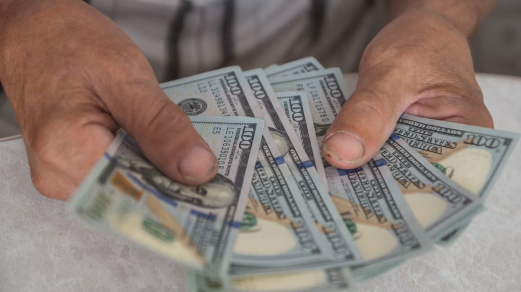 D&oacute;lar oficial y d&oacute;lar tarjeta: banco por banco, a cu&aacute;nto cotizan este viernes 27 de febrero