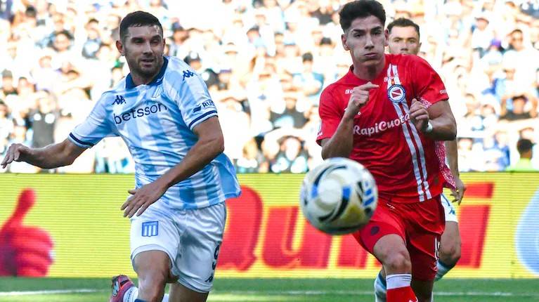 Racing le gan&oacute; 2-1 a Argentinos Juniors y consigui&oacute; su primer triunfo en el Torneo Apertura