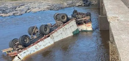 Corrientes: muri&oacute; un camionero tras volcar con su veh&iacute;culo y caer al r&iacute;o