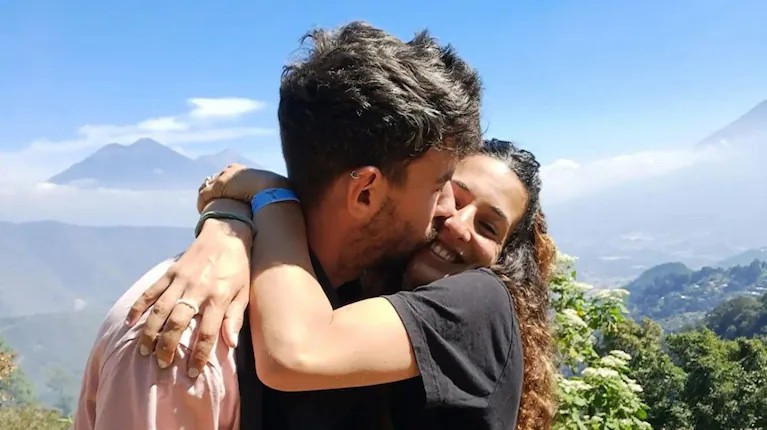 Fueron vecinos y se enamoraron en silencio: el 7/10 los secuestr&oacute; Hamas y juntos sobrevivieron al infierno