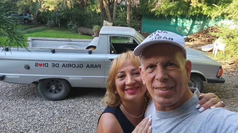 Un cordob&eacute;s cre&oacute; un auto que funciona con basura, planea viajar a Brasil y busca copiloto: los requisitos
