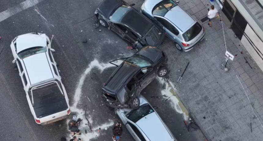 Impactante choque m&uacute;ltiple de siete autos en Quilmes: una camioneta qued&oacute; encima de dos veh&iacute;culos