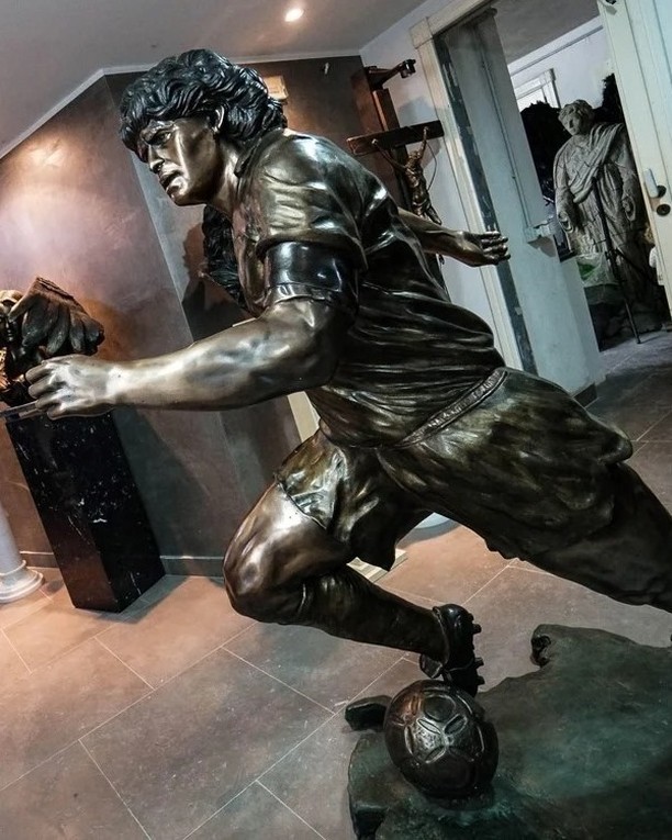 La estatua de Diego en N&aacute;poles, la ciudad que lo adopt&oacute; como su Dios