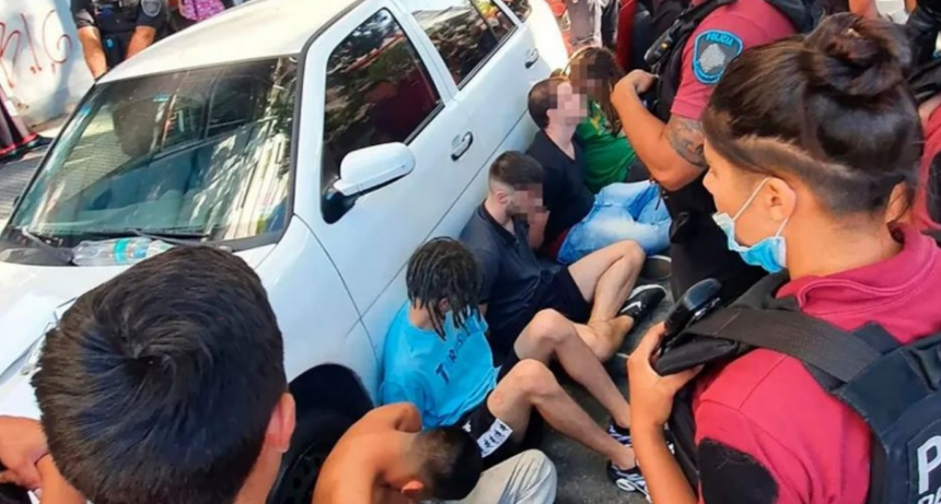 Detuvieron a 6 j&oacute;venes acusados de violar en manada a una chica de 20 a&ntilde;os en un auto