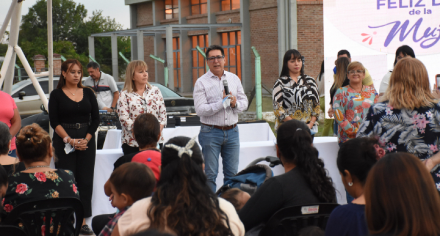 Mes de la mujer: Gustavo Mart&iacute;nez entreg&oacute; reconocimientos a vecinas de la zona oeste