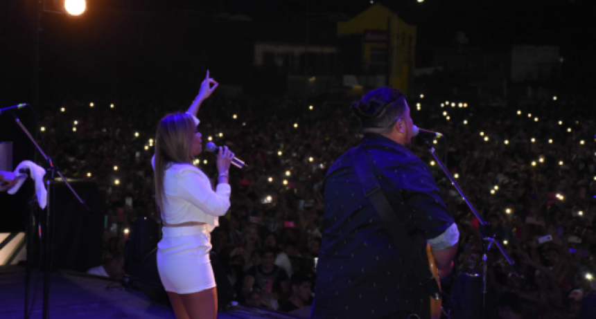 Una multitud en el Festival de la Ciudad con el cierre de Karina, &ldquo;La Princesita&rdquo;