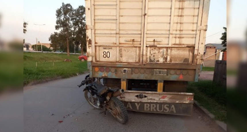 Muri&oacute; un joven de 21 a&ntilde;os tras chocar con su moto contra el acoplado de un cami&oacute;n