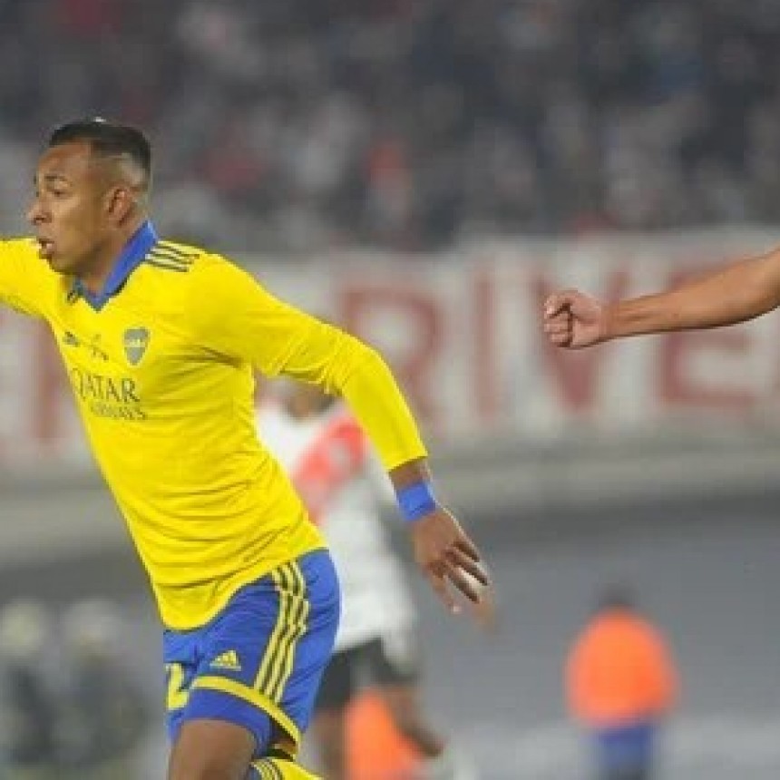 El blooper de Franco Armani y Gonz&aacute;lez Pirez le dej&oacute; servido el gol a Sebasti&aacute;n Villa en el Supercl&aacute;sico 