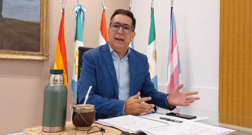 Gustavo Mart&iacute;nez anunci&oacute; la pol&iacute;tica salarial municipal para 2022, resaltando la importancia de la educaci&oacute;n y medidas especiales por maternidad y tratamientos oncol&oacute;gicos