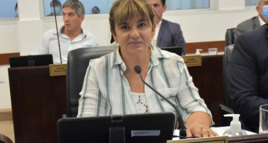 Elda Insaurralde propone que los ni&ntilde;os prometan lealtad a la Bandera Nacional ante excombatientes de Malvinas