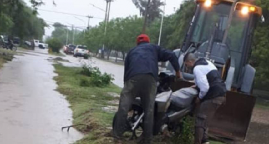 Un motociclista cay&oacute; en un pozo no se&ntilde;alizado en una calle inundada