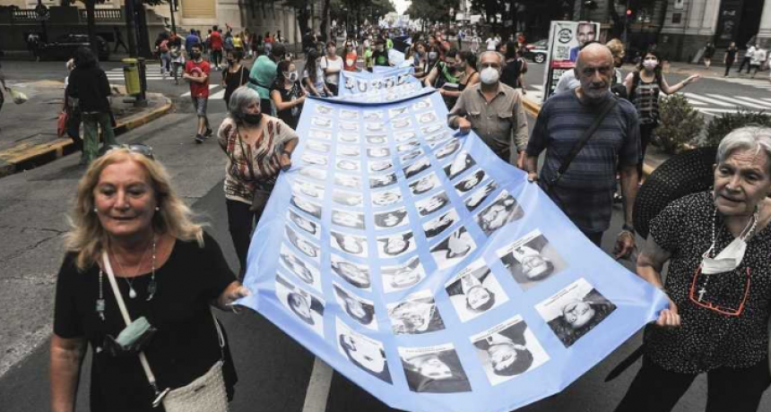 La Plaza de Mayo vuelve a ser el epicentro de la conmemoraci&oacute;n a 46 a&ntilde;os del golpe