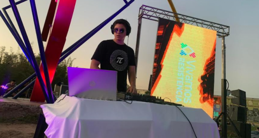 Marta Carrara junto a Iv&aacute;n Mart&iacute;nez DJ este domingo en el Posta del Sol 