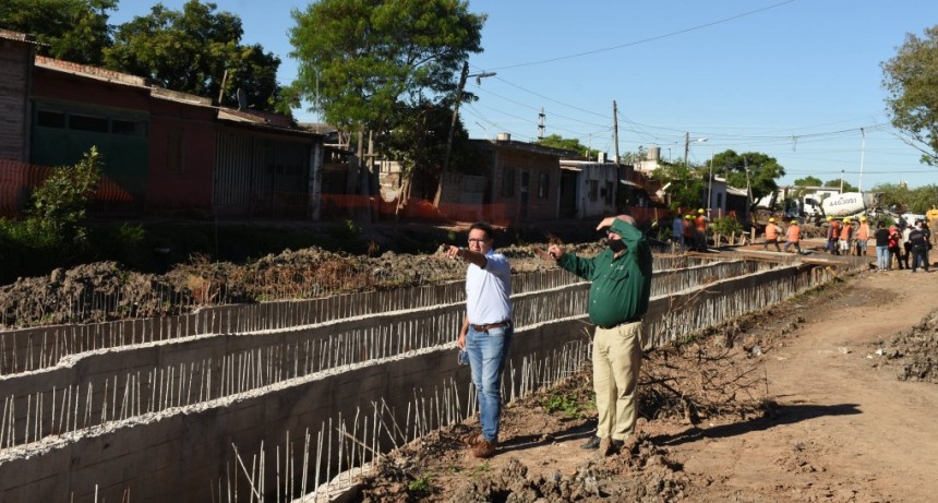 Gustavo Mart&iacute;nez recorri&oacute; la obra del conducto troncal de desag&uuml;es pluviales de la calle Duvivier aliviar&aacute; los problemas h&iacute;dricos de gran parte de la Cuenca de Villa Libertad