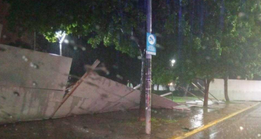 Se cay&oacute; una de las barreras perimetrales de la Plaza 25 de Mayo por la tormenta