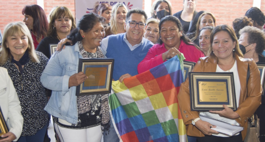 Gustavo Mart&iacute;nez agasaj&oacute; a 40 mujeres en el barrio Toba por su tarea social