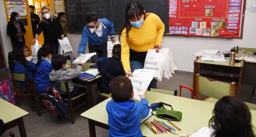 Estudiar en mi Ciudad&rdquo;: Resistencia entreg&oacute; &uacute;tiles escolares en la Escuela 315