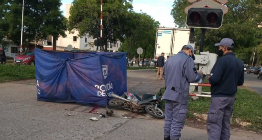 Falleci&oacute; una mujer en Resistencia tras un choque entre una moto y un cami&oacute;n