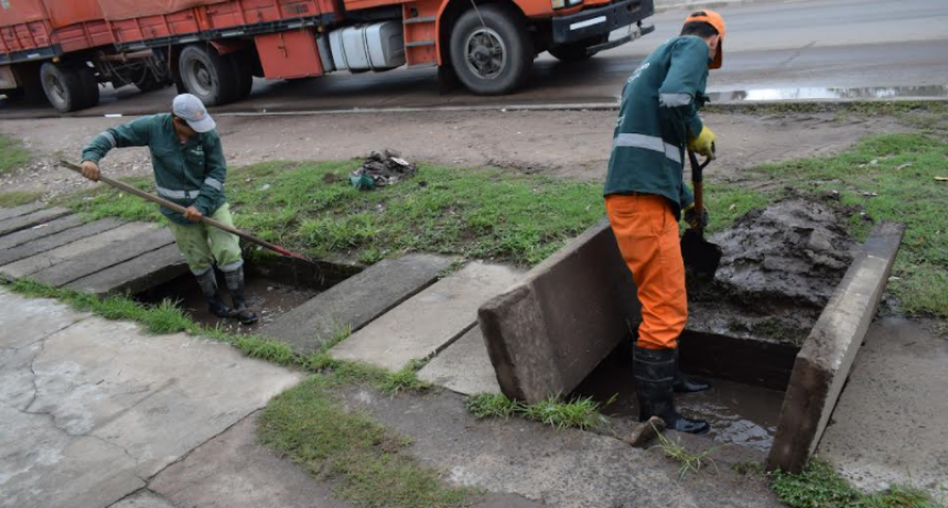 Se ejecut&oacute; la limpieza del sumidero frente al Tiro Federal que estaba obstruido por residuos