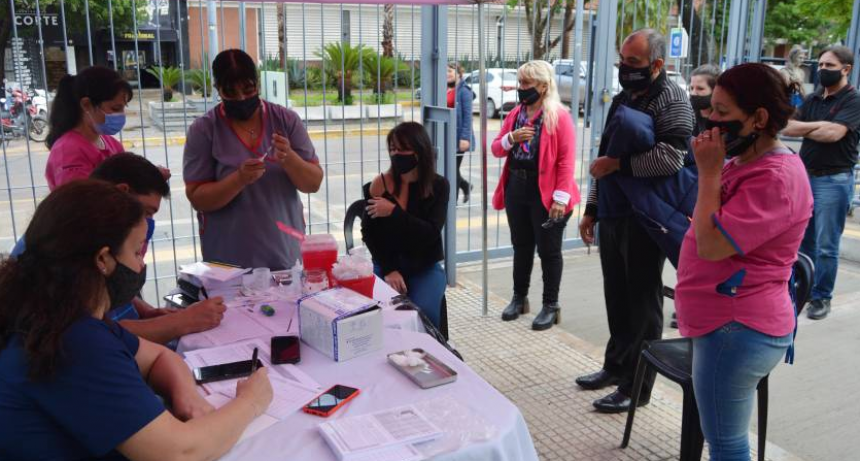 Durante todo abril, contin&uacute;an vacunando contra Covid-19 y completando el calendario nacional