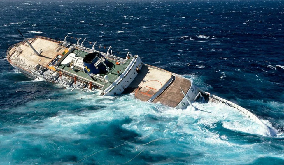 La noche que un guitarrista, una bajista y un mago salvaron a 581 personas de morir en un crucero que se hund&iacute;a en altamar