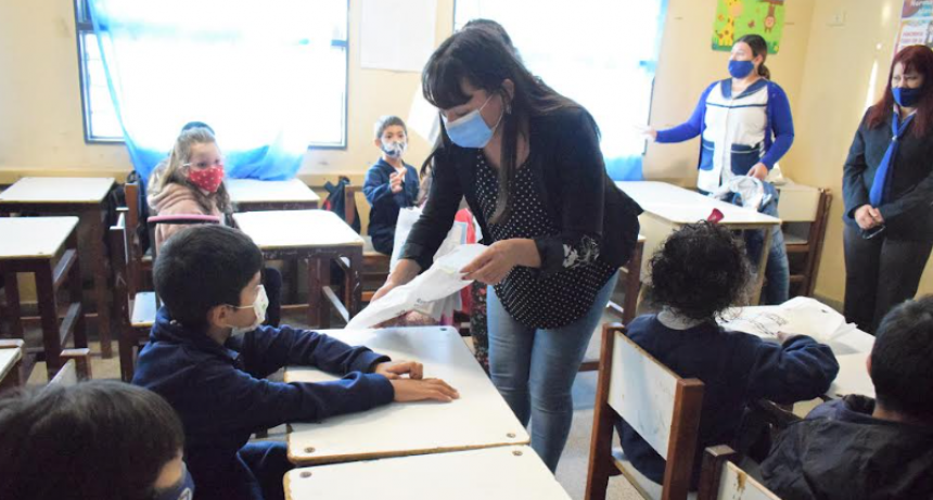 Se entreg&oacute; kits de &uacute;tiles escolares a casi 700 alumnos de la Escuela N&deg; 242 