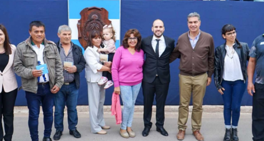 El gobierno entreg&oacute; t&iacute;tulos de propiedad y equipamiento, y anunci&oacute; obras para General San Mart&iacute;n