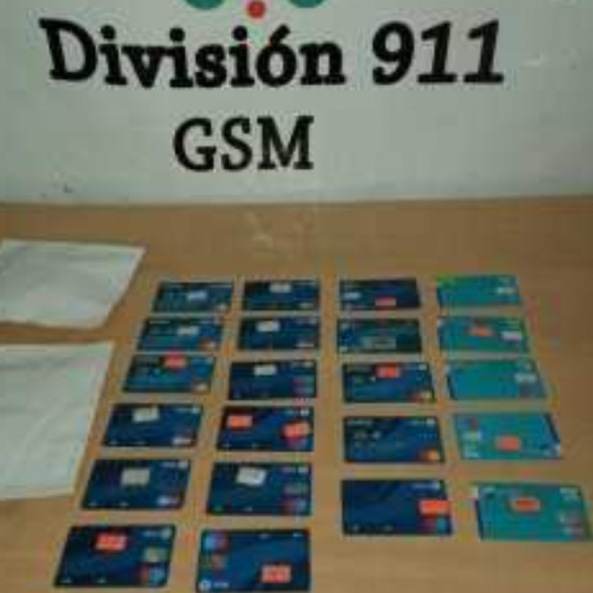 Dos detenidos con 23 tarjetas y casi 300 mil pesos